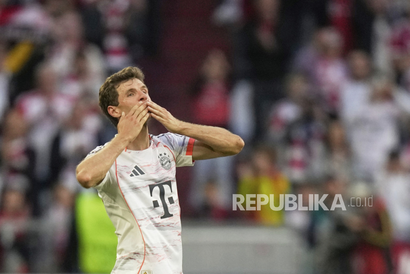 Thomas Muller menyapa para penggemar Bayern Munchen dalam laga terakhirnya di kandang klub raksasa Jerman itu pada Sabtu (10/5/2025). Muller akan meninggalkan Munchen akhir musim ini.