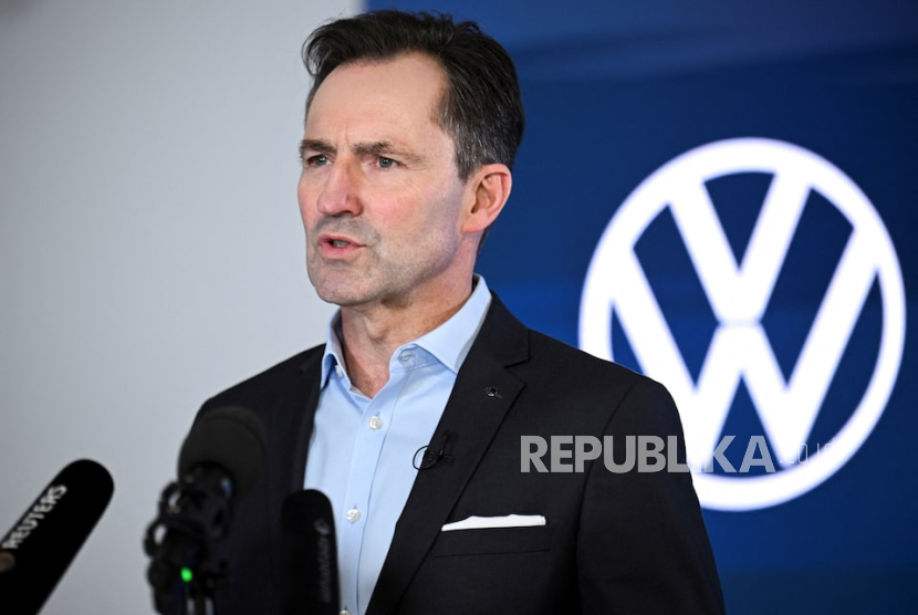 Thomas Schaefer, CEO merek Volkswagen Passenger Cars, berbicara kepada media setelah negosiasi tawar-menawar kolektif antara Volkswagen AG dan serikat pekerja IG Metall, di Berlin, Jerman, 20 Desember 2024.