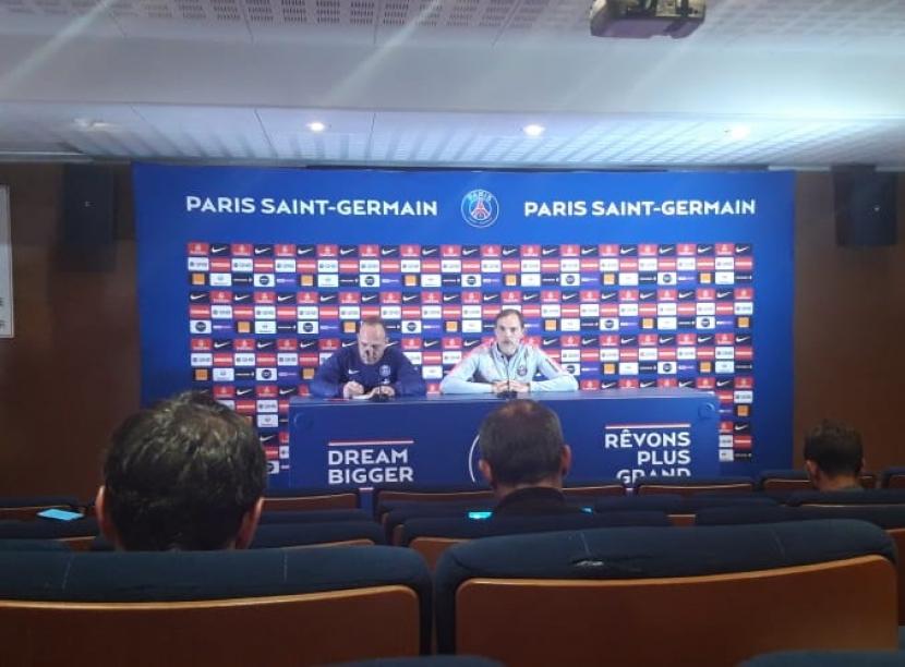 Thomas Tuchel (kanan) dalam konferensi pers ketika masih melatih Paris Saint-Germain, yang juga dihadiri oleh Republika.co.id. Tuchel kini menjadi pelatih Chelsea. 