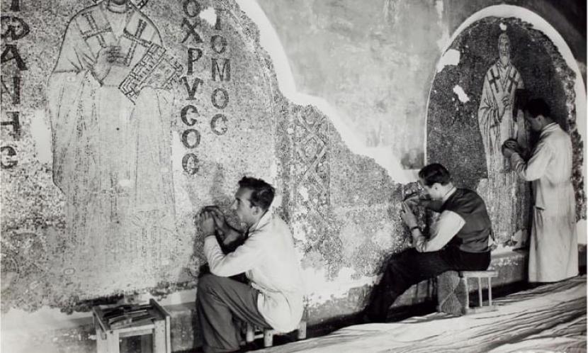 Thomas Whittemore kala memperbaiki mosaik di Hagia Sophia.
