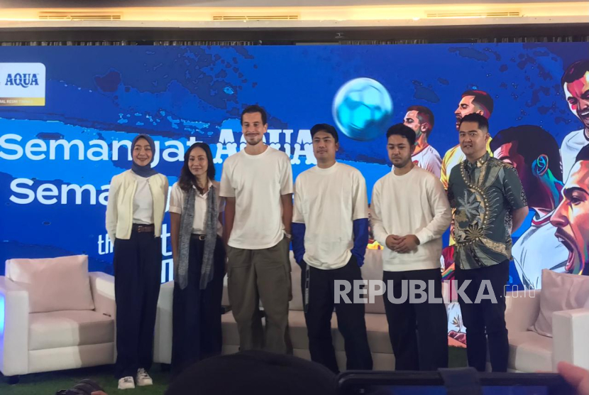 ThomHaye (ketiga kiri) dalam konferensi pers Kampanye AQUA Alirkan Pure Passion di Jakarta, Rabu (3/12/2025).