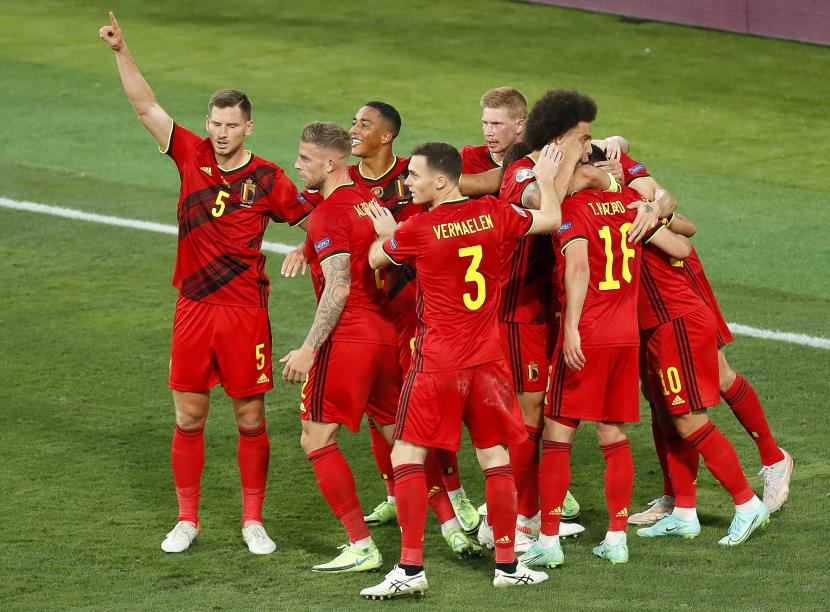 Thorgan Hazard (kanan depan) dari Belgia melakukan selebrasi dengan rekan satu timnya setelah mencetak gol keunggulan 1-0 selama pertandingan sepak bola babak 16 besar Euro 2020 antara Belgia dan Portugal di Sevilla, Spanyol, 27 Juni 2021. 