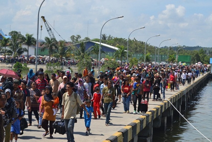 Thousands of Indonesian migran workers in Sabah left the region to return to South Sulawesi in Indonesia, after the tension in the region increasing, earlier this week. 