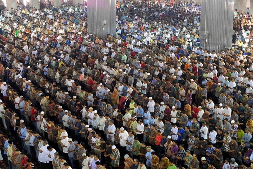 Thousands of Muslim perform Friday prayer during fasting month in 2012. (file photo)
