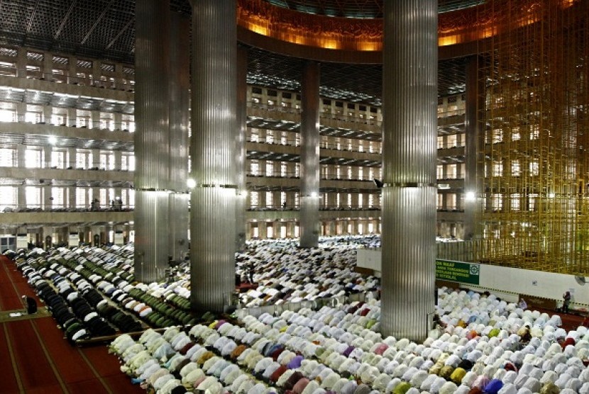 Thousands of Muslim perform Ied prayer in Mosque Istiqlal in Jakarta. Indonesia no has the first Islamic news agency called Mi'raj News Agency (MINA), which determined to bring forward the truth, justice, peace, and honesty based on Islam in its news. (ill