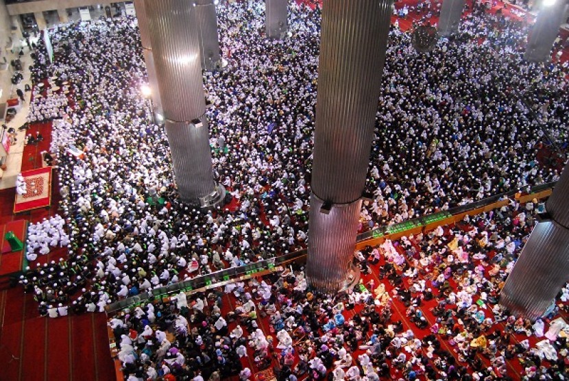 Thousands of Muslims commemorate Nuzulul Quran in Istiqlal in Jakarta on Friday night. Nuzulul Quran is the first time Prophet Muhammad PBUH receives God's revelation through angel Gabriel, on 17th day of Ramadan, 14 century ago. (illustration)