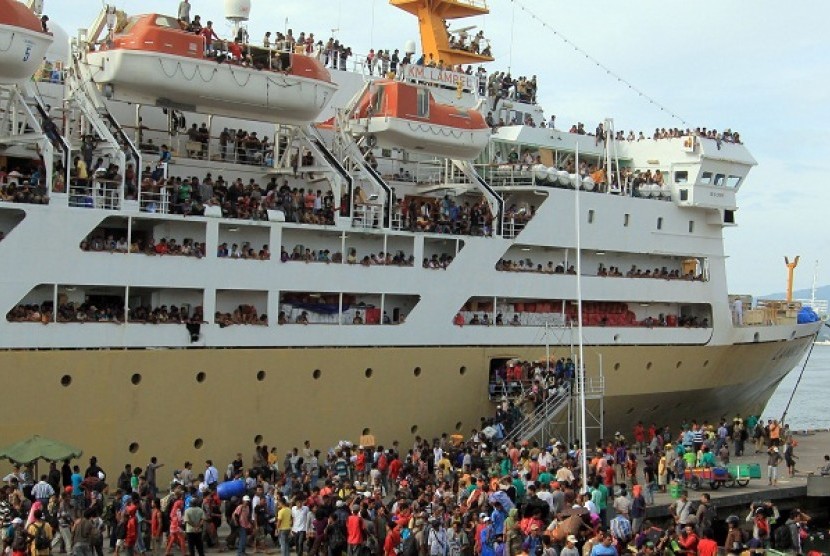 Thousands of traditional gold miners leave Buru Island after problems arisen and lead to some clashes with local communities, last year. (file photo)