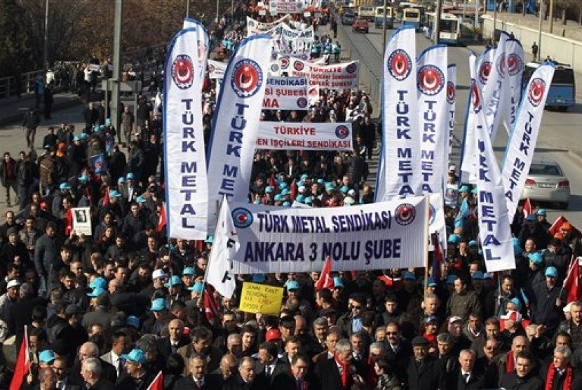 Thousands of Turkish workers march to protest against labor and economic policies of prime minister Recep Tayyip Erdogan's government, in Ankara, Turkey, Friday, Jan. 24, 2014. 