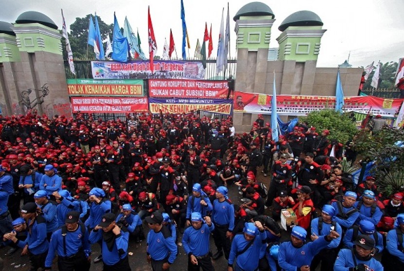 Thousands of workers hold a rally to reject fuel price increase. (illustration)