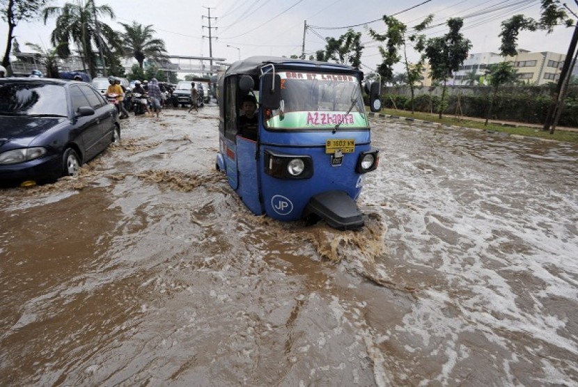 Three wheelers tries to pass through an inundated area in Jakarta. (illustration)  
