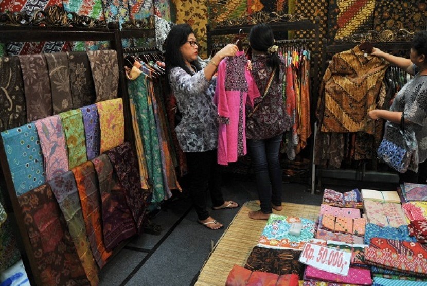 Some women look for items sold in a small and medium enterprise booth in Semarang, Central Java. (file photo)