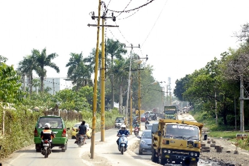 Tiang listrik di tengah jalan (ilustrasi)
