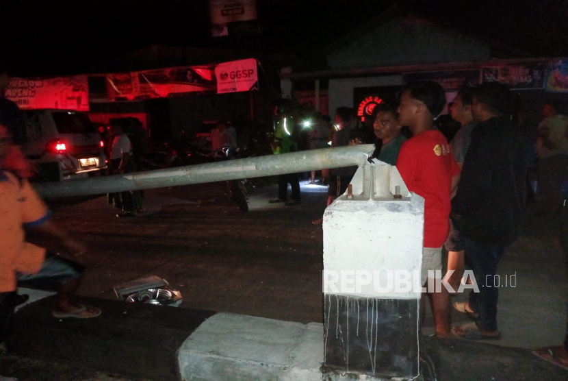 Tiang PJU di Desa Pawidean, Kecamatan Jatibarang, Kabupaten Indramayu, roboh dan menimpa seorang pemotor hingga tewas, Senin (23/6/2025) malam. Tiang PJU itu roboh setelah kabelnya tersangkut tracktor head hino. 
