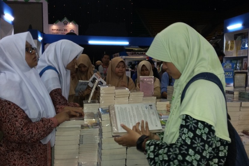 Tiap hari ribuan santri mengunjungi Islamic Book Fair (IBF) 2016 yang digelar di Istora Senayan Jakarta, 26 Februari hingga 6 Maret 2016.