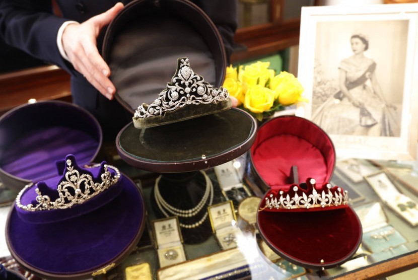 Tiara dipajang di toko perhiasan Bradley & Skinner yang sudah lama membuat tiara untuk para bangsawan Inggris.