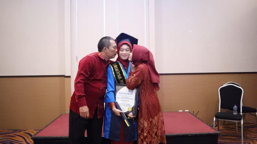 Tiara Oktaviana, wisudawati Universitas BSI (Bina Sarana Informatika) kampus Sukabumi yang berhasil meraih predikat wisudawan terbaik berkat dukungan penuh dari kedua orang tuanya.