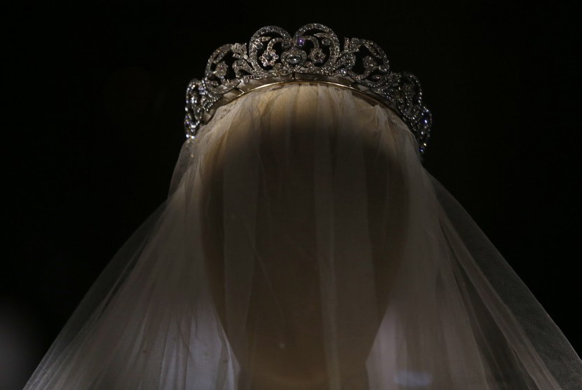 Tiara yang dikenakan Putri Diana saat menikah dengan Pangeran Charles.