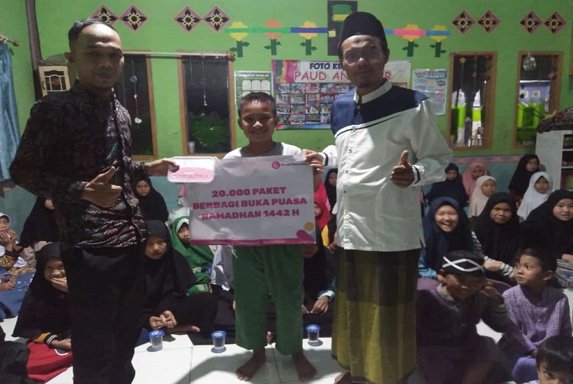 Tidak hanya di wilayah Bandung saja, Panti Yatim Indonesia (PYI) juga menyalurkan Makanan berbuka puasa untuk yatim dan dhuafa di wilayah Kecamatan Limbangan, Garut, Rabu (28/4). Seperti yang sudah dijelaskan sebelumnya, Program berbagi dibulan puasa ini merupakan rencana penyaluran PYI Yatim dan Zakat selama bulan Ramadhan.
