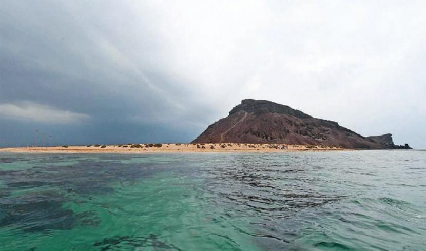 Tidak hanya gurun, Arab Saudi juga memiliki pulau indah bernama Kadambal. Dengan pantai pasir putih dan gunung, pulau tersebut dikelilingi perairan biru dan merupakan salah satu kawasan wisata terindah di Arab Saudi.