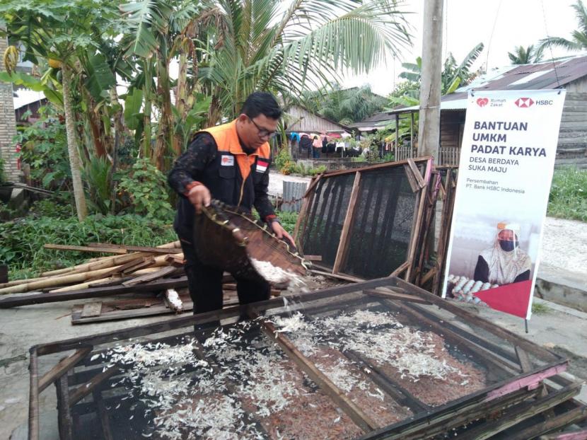 Tidak hanya kebutuhan bahan pokok saja, kebutuhan ikan rebus asin yang dikeringkan juga meningkat. Hal ini dikarenakan banyak para pedagang ikan kering hampir diseluruh daerah meminta untuk dipasok dalam persiapan menyambut Ramadhan dan Idul Fitri ini.