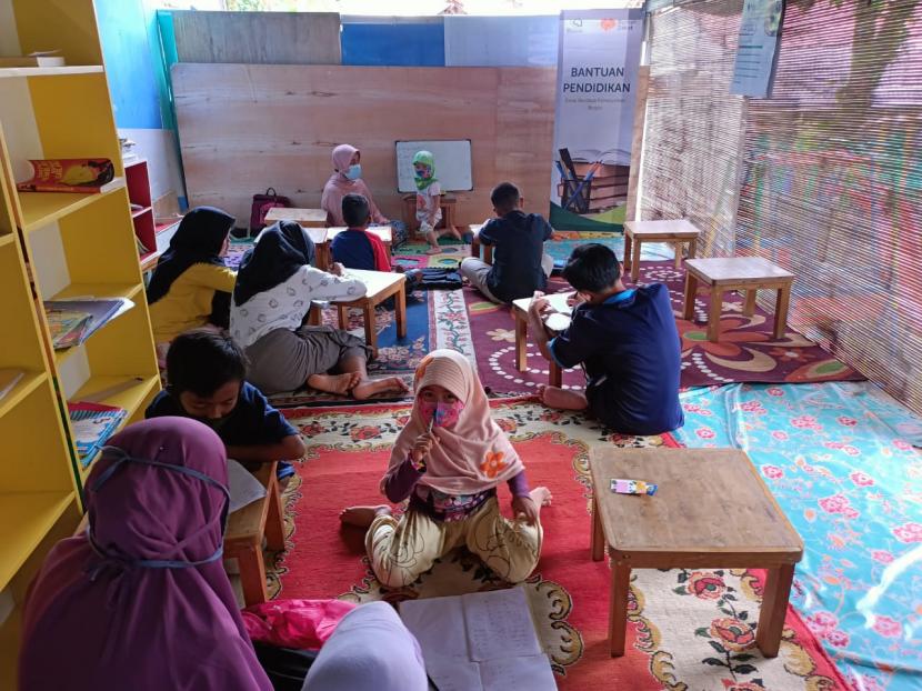 Tidak salah jika Bogor dijuluki dengan kota hujan, karena hampir setiap hari di kota ini turun hujan. Meski begitu, anak-anak di Desa Berdaya Pamoyanan tetap bersemangat untuk mengunjungi Rumah Belajar yang diinisiasi oleh Fasilitator Rumah Zakat.