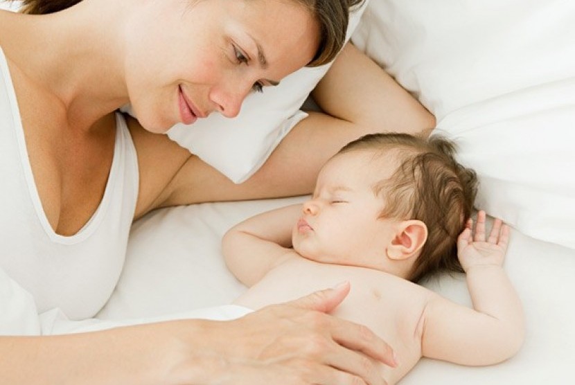 Tidur bersama bayi/ilustrasi