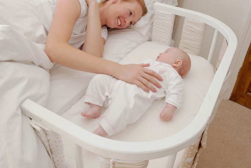 Ibu tidur bersama bayi dengan tempat tidur terpisah 