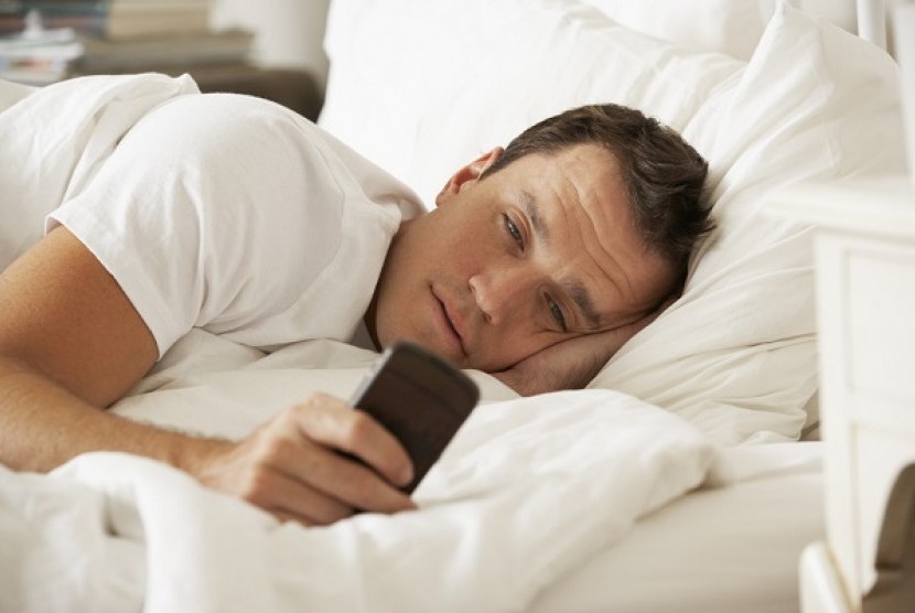 Tidur dengan ponsel sangat berbahaya bagi kesehatan