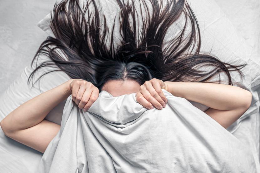 Seorang wanita merasa lelah saat bangun tidur (ilustrasi). Ada beberapa tips sederhana untuk membantu mengurangi kelelahan dalam kehidupan sehari-hari.