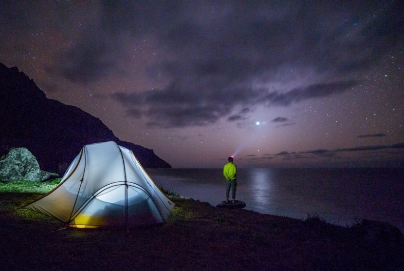 Tidur di tenda