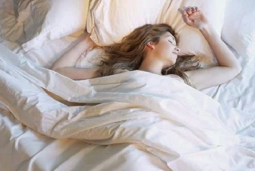 Tidur dalam selimut tebal  (Ilustrasi)