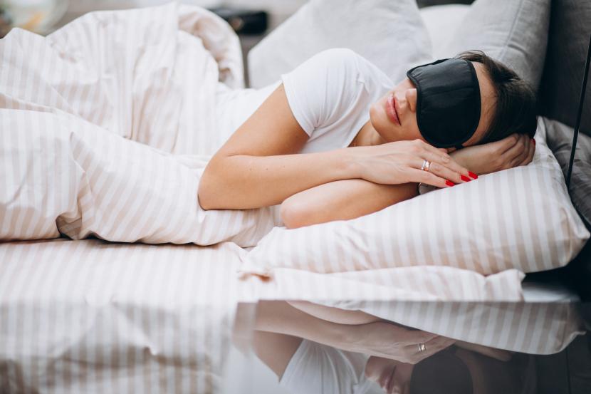 Tidur menyamping (ilustrasi). Posisi tidur dapat memengaruhi proses glymphatic clearance yang ujungnya berdampak pada risiko penyakit neurodegeneratif.