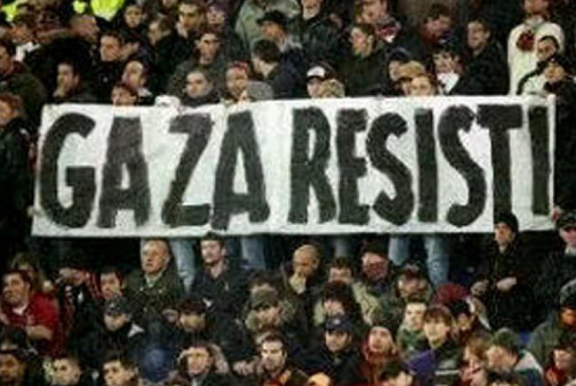 Tifosi Juventus membentangkan spanduk mendukung pejuganan rakyat Palestina di Gaza.
