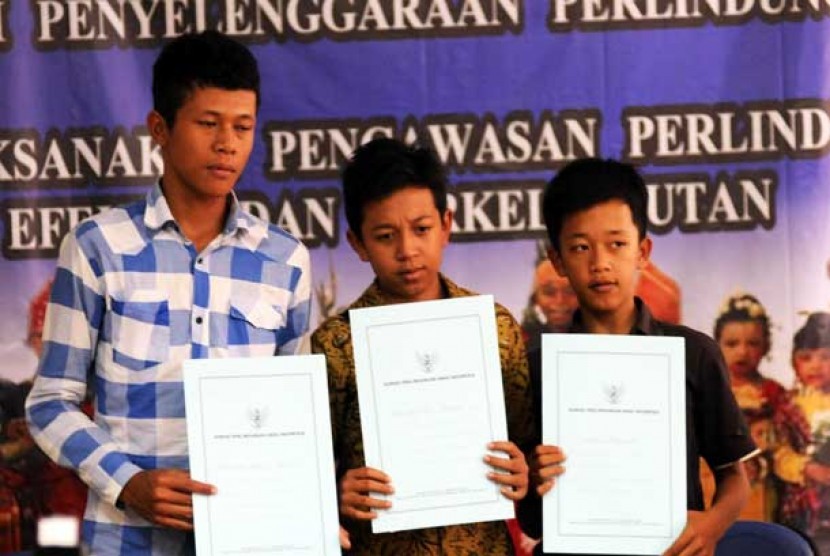  Tiga anak pahlawan (dari kiri) Muhammad Abdul Azis, Abdurahman Assegaf dan Ilham Maulana usai dinobatkan KPAI menjadi Pejuang Perlindungan Anak di Jakarta, Kamis (23/5).