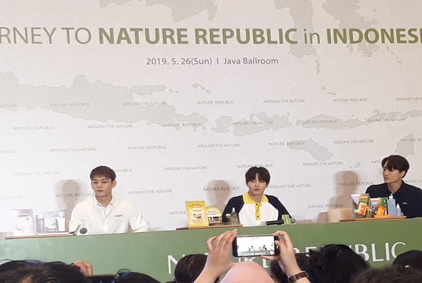 Tiga anggota Exo mengikuti Fan Signing yang digelar Nature Republic di Jakarta, Ahad (26/5)