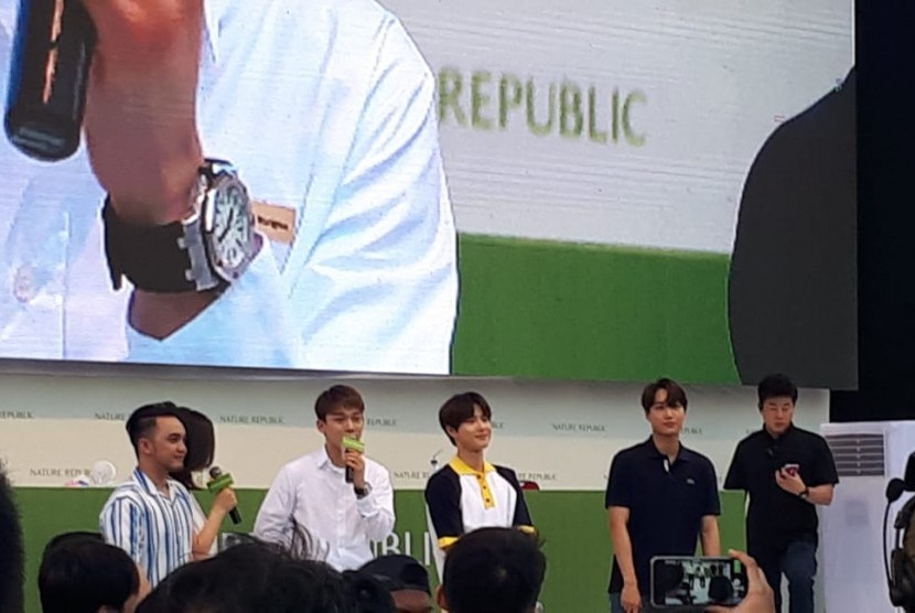 Tiga anggota Exo mengikuti Fan Signing yang digelar Nature Republic di Jakarta, Ahad (26/5)