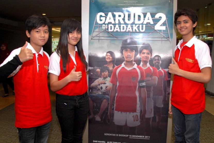 Tiga artis pendukung film 'Garuda Di Dadaku 2 (GDD 2)', Aldo Tansani (kiri), Monica Sayangbati (tengah) dan Muhammad Ali, berfoto bersama usai nonton bareng di Cinema XXI Tunjungan Plasa Surabaya, Sabtu (3/12). Film GGD 2 tersebut, bertutur tentang kebersa
