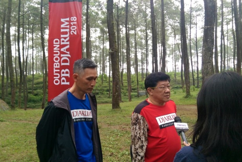 Fung Permadi (baju biru) dan Program Director PB Djarum Yoppy Rosimin (baju merah) di lokasi latih mental zone 235, Cikole, Bandung Barat, Senin (19/2) siang WIB.
