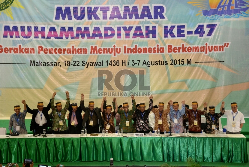  Tiga belas pimpinan pusat Muhammadiyah mengangkat tangan usai saat memimpin muktamar Muhammadiyah ke 47 di kampus Unismuh Makassar, Sulsel, Kamis (6/8).   (Republika/Prayogi)