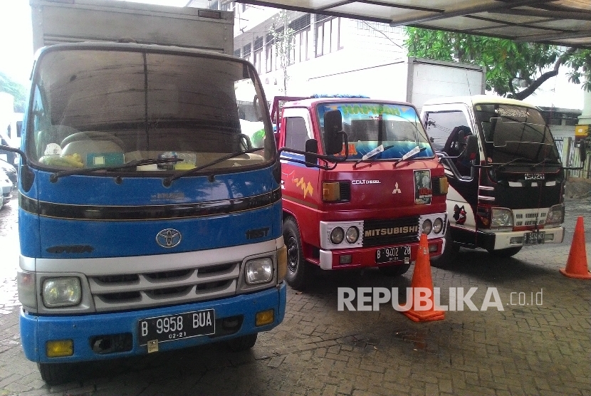 Tiga buah truk paket sembako ditahan di halaman Polsek Kalideres, Jakarta Barat, Senin (17/4). 