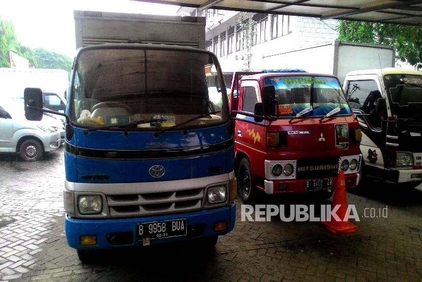 Tiga buah truk paket sembako ditahan di halaman Polsek Kalideres, Jakarta Barat, Senin (17/4). 