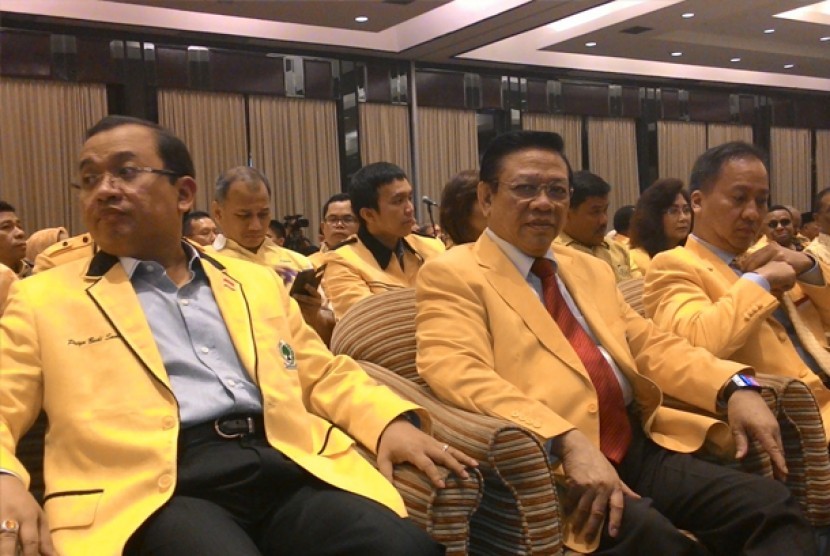 Tiga Calon Ketua Umum Partai Golkar, Priyo Budi Santoso (kiri), Agung Laksono (tengah), dan Agum Gumiwang (kanan) di Munas IX Partai Golkar di Jakarta, Sabtu (6/12).