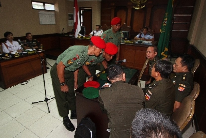Tiga dari 12 anggota Kopassus terdakwa penyerang tahanan Lapas 2B berkonsultasi dengan penasehat hukum mereka ketika menjalani sidang militer di Pengadilan Militer II-11 Yogyakarta, Bantul, Yogyakarta, Kamis (20/6).