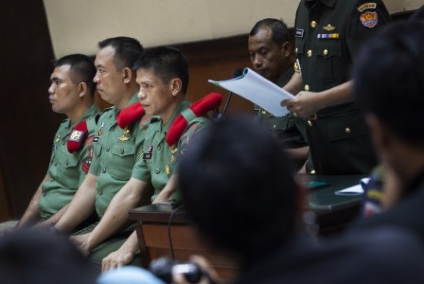 Tiga dari 12 terdakwa anggota Kopassus Grup II Kandang Menjangan Kartasura yan terlibat kasus penyerangan tahanan Lapas 2B Cebongan menjalani sidang militer lanjutan di Pengadilan Militer II-11 Yogyakarta, Bantul, Yogyakarta