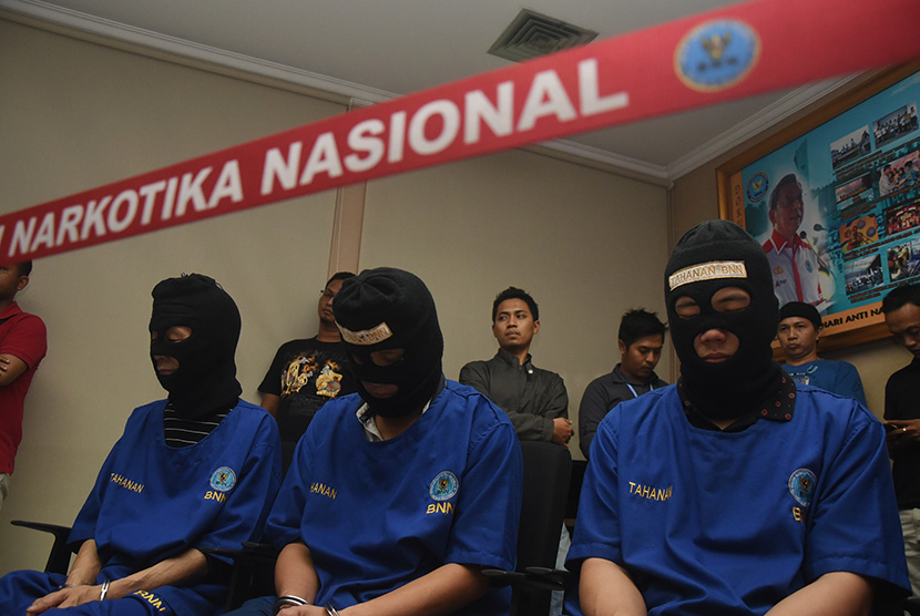 Tiga dari Empat tersangka kasus narkoba ditampilkan  saat konferensi pers di Kantor BNN, Jakarta, Ahad (15/3).  (Antara/Hafidz Mubarak)
