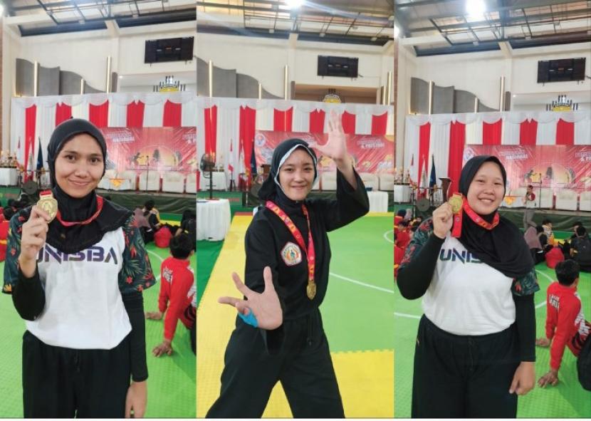 Tiga dari enam mahasiswa Unisba yang meraih medali emas dan perunggu di kejuaran Pencak Silat Bali Championship II di GOR Praja Raksaka Kodam Udayana Kepaon Bali, pekan lalu.
