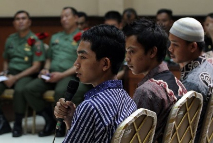 Tiga dari lima tahanan LP Cebongan saat menjadi saksi di Pengadilan Militer II-11 Bantul, Yogyakarta, Rabu (3/7). Sidang menghadirkan lima tahanan sebagai saksi dalam kasus penyerangan LP Cebongan yang menewaskan empat tahanan titipan Polda Yogyakarta. 