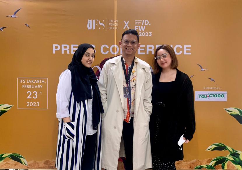 Tiga desainer Italian Fashion School (IFS) Khadeja Alattas (kiri), Ali Eunoia (tengah), dan Nafisyah (kanan), saat ditemui dalam konferensi pers di Gedung IFS Pondok Indah, Jakarta Selatan, Kamis (23/2/2023).