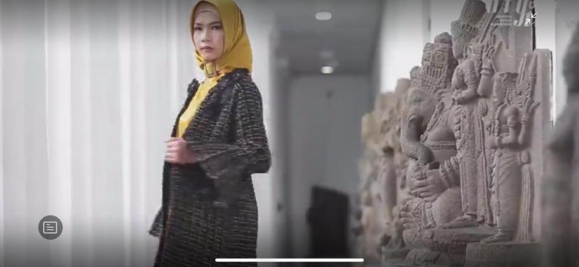 Tiga desainer Ratu Anita Soviah, Adelina Corrie Kastubi, Riris Ghofir memperkenalkan koleksi terbarunya dalam acara Indonesia Modest Fashion Week (IMFW) Online 2020, Ahad (20/12).