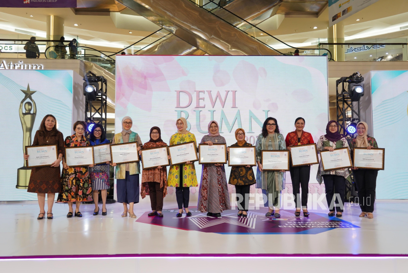 Tiga direksi wanita PT TASPEN (Persero) meraih penghargaan Direksi Eksekutif Wanita Indonesia BUMN (DEWI BUMN) 2025 yang dianugerahkan oleh MarkPlus Inc. 